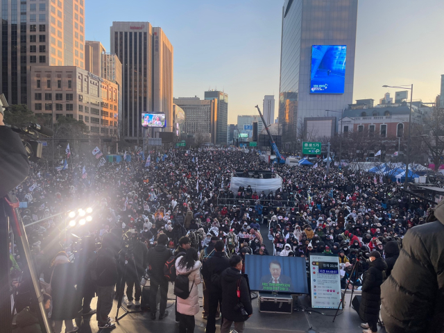 14일 서울 종로구 동화면세점 앞에서 윤석열 대통령의 탄핵을 반대하는 보수단체 집회가 열리고 있다. 이정훈 기자