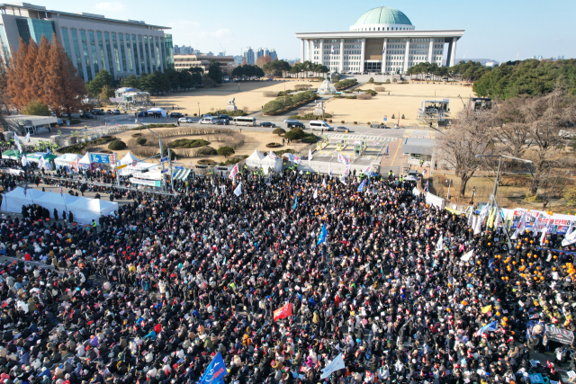 14일 서울 영등포구 여의도 국회 앞에서 열린 윤석열 대통령 탄핵 촉구 집회에서 참석자들이 구호를 외치고 있다. 연합뉴스