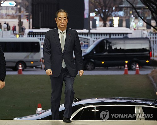 한덕수 국무총리가 14일 국회에서 대통령 탄핵안이 가결된 직후 서울 종로구 정부서울청사로 들어서고 있다. 연합뉴스