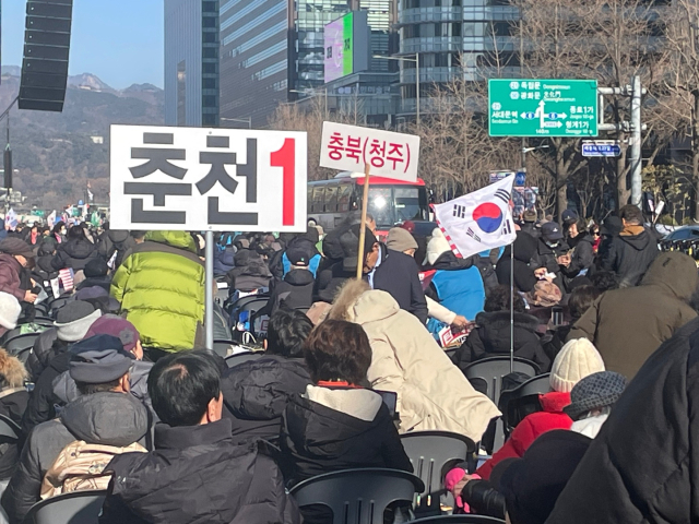 14일 서울 종로구 동화면세점 앞에서 윤석열 대통령 탄핵 반대 집회가 열리고 있다.이정훈 기자