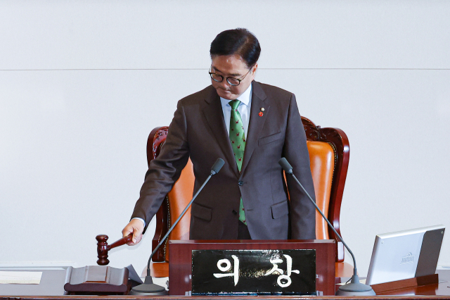 우원식 국회의장이 14일 오후 국회 본회의에서 윤석열 대통령 탄핵소추안을 상정하고 있다. 연합뉴스