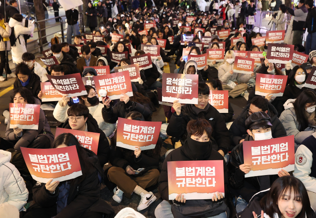 고려대와 연세대 등 총학생회가 모인 '총학생회 공동포럼'이 13일 오후 서울 서대문구 연세로 일대에서 윤석열 대통령 퇴진 요구를 위한 총궐기 집회를 열자 참가자들이 손팻말을 들고 있다.연합뉴스