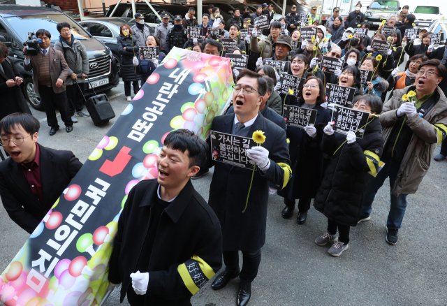 '윤석열정권 퇴진 부산비상행동' 소속 회원들이 11일 오후 부산 수영구 국민의힘 부산시당 앞에서 국민의힘 사망선고 장례식 퍼포먼스를 펼치고 있다.연합뉴스