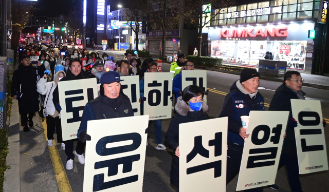 8일 오후 강원 강릉시 월화거리 일원에서 강릉시민들이 촛불 집회를 열고 윤석열 탄핵을 촉구하며 거리 행진을 벌이고 있다. 연합뉴스