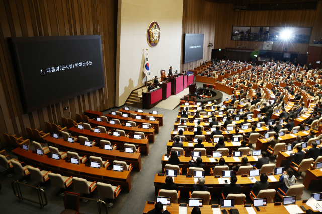 우원식 국회의장이 14일 오후 서울 여의도 국회에서 열린 윤석열 대통령 탄핵소추안 표결을 위한 본회의에서 개의를 알리며 의사봉을 두드리고 있다. 뉴스1