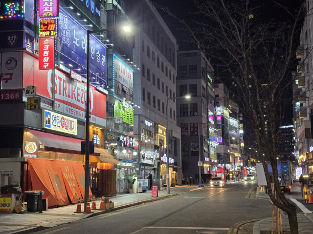 13일 세종시 도담동 상가 모습. 금요일 저녁임에도 불구하고 거리가 텅 비어있다. 사진=주재현 기자