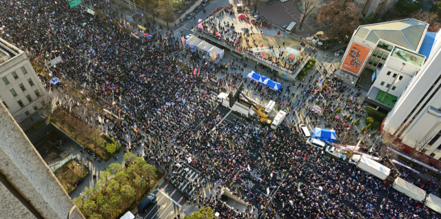 14일 오후 서울 종로구 동화면세점 앞에서 보수성향 단체인 대한민국바로세우기국민운동본부(대국본) 등이 '자유 대한민국 수호 국민혁명대회'를 열고 있다.연합뉴스