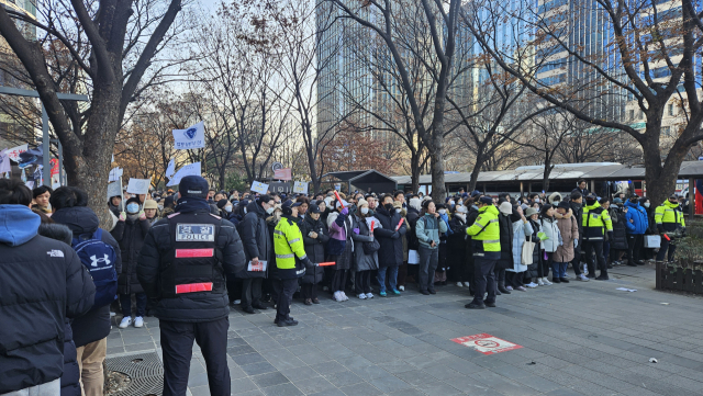 여의도에 모인 시민들의 통행을 위해 경찰이 도로 통제를 하고 있다. 채민석 기자