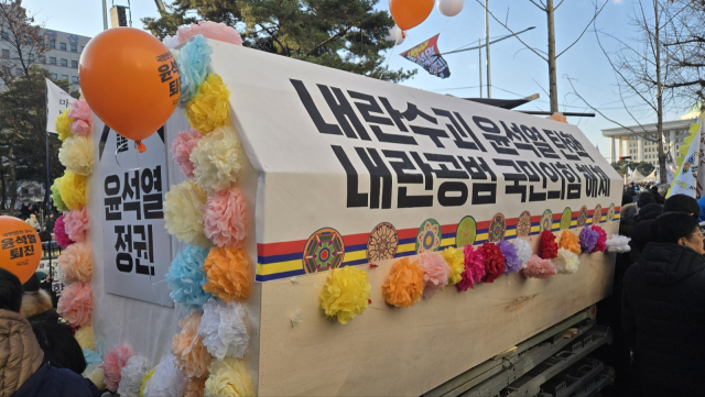 여의도 국회의사당 앞에 윤석열 대통령을 비판하는 내용의 상여가 있는 모습. 이승령 기자