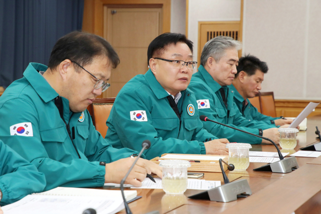 14일 긴급 간부회의에서 발언하는 홍남표(왼쪽 두 번째) 창원시장. 사진 제공=창원시