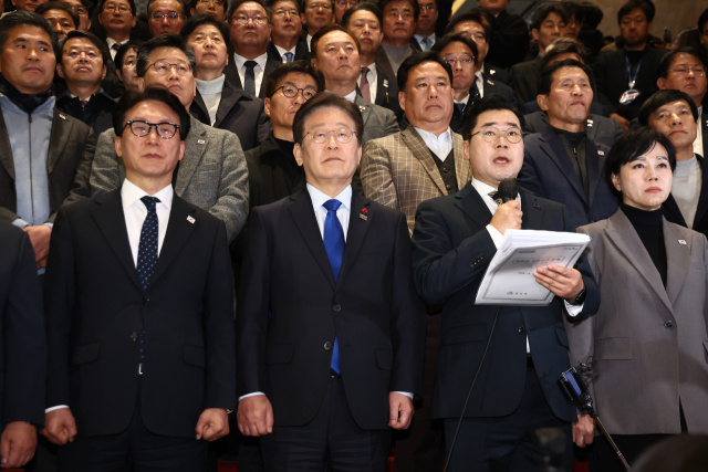 윤석열 대통령의 탄핵안이 국회 본회의를 통과한 14일 오후 서울 여의도 국회 로텐더홀 앞에서 더불어민주당 이재명 대표를 비롯한 의원들이 입장을 밝히고 있다. 뉴스1