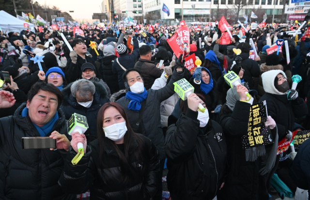 범국민촛불대행진 참가자들이 14일 윤석열 대통령에 대한 2차 탄핵소추안 표결이 가결되자 서울 여의도 국회 앞에서 환호하고 있다. 조태형 기자