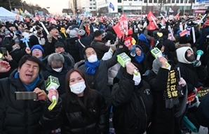 “끝까지 잘못 인정 안 해”… 尹 입장문 발표에 시민들 ‘콧방귀’ [尹대통령 탄핵 가결]