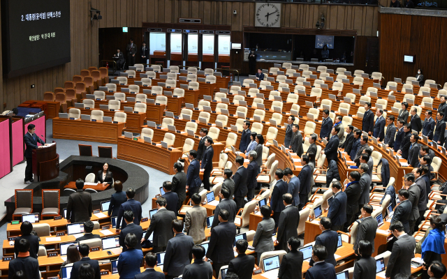 7일 국회에서 열린 본회의에서 윤석열 대통령 탄핵소추안이 상정되자 안철수 의원을 제외한 모든 여당 의원들이 본회의장에서 퇴장, 탄핵소추안 제안설명에 나선 박찬대 더불어민주당 원내대표를 비롯한 야당 의원들이 여당 의원들을 일일이 호명하며 표결 참여를 호소하고 있다. 오승현 기자 2024.12.07