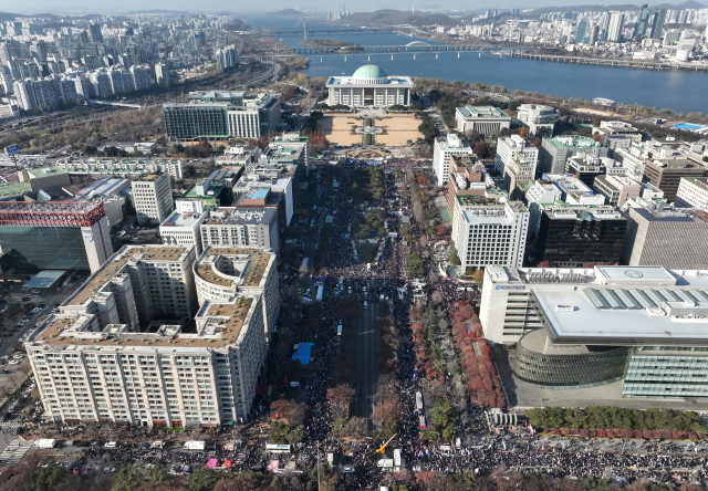 윤석열 대통령에 대한 두 번째 탄핵소추안 국회 표결일인 14일 서울 여의도 국회 앞에서 열린 탄핵 촉구 집회에 많은 시민이 모여 있다. 연합뉴스