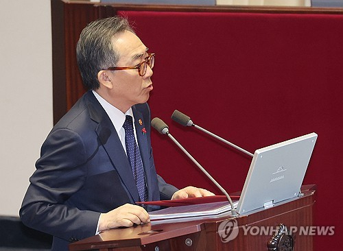 조태열 외교부 장관이 11일 국회 본회의에서 진행된 '윤석열 대통령 위헌적 비상계엄 선포 내란행위 관련 긴급현안질문'에서 답변하고 있다. 연합뉴스