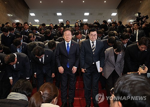 더불어민주당 이재명 대표와 의원들이 14일 오후 윤석열 대통령 탄핵소추안이 가결된 뒤 국회 본회의장을 나와 인사하고 있다.