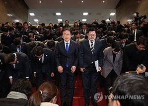 [속보] 이재명 "윤석열 파면처분 빨리 이뤄지도록 함께 싸워야"