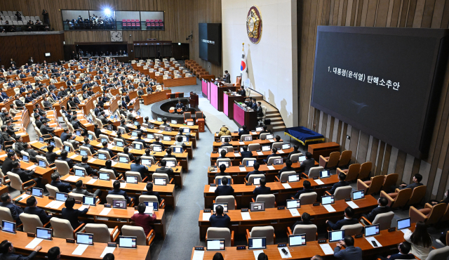 윤석열 대통령 탄핵소추안이 14일 국회 본회의에서 가결되고 있다. 오승현 기자