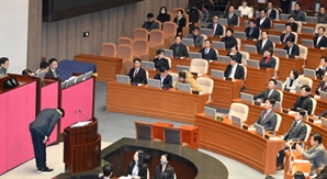 긴장 속 55분…감표위원 표정에 일희일비 [尹대통령 탄핵가결]