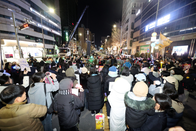 윤석열 대통령에 대한 두 번째 탄핵소추안이 국회 표결에서 가결된 14일 오후 광주 동구 금남로에서 집회 참석자들이 환호하고 있다. 연합뉴스