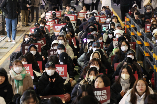 고려대와 연세대 등 총학생회가 모인 ‘총학생회 공동포럼’이 13일 서울 서대문구 연세로 일대에서 윤석열 대통령 퇴진 요구를 위한 총궐기 집회를 열고 있다. 연합뉴스