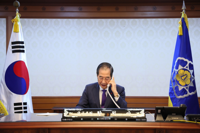 한덕수 대통령 권한대행 국무총리가 15일 조 바이든 미국 대통령과 통화하고 있다. 사진제공=총리실