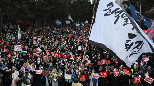 범국민촛불대행진 참가자들이 14일 윤석열 대통령에 대한 2차 탄핵소추안 표결이 가결되자 서울 여의도 국회 앞에서 환호하고 있다. 조태형 기자