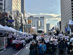 [영상]"아직 끝나지 않았다" 진보·보수, 헌재 앞·광화문서 2라운드