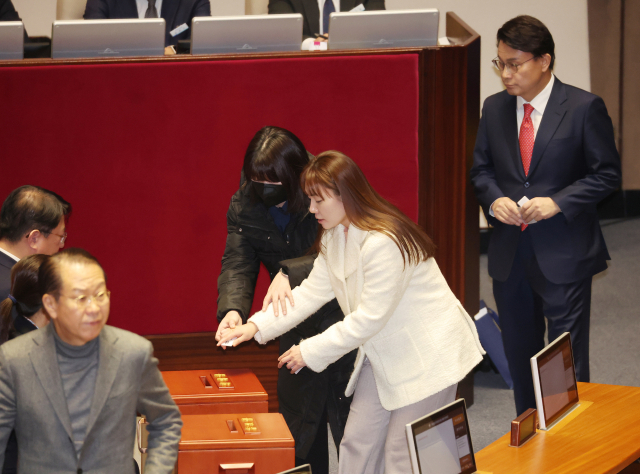 김예지 국민의힘 의원이 14일 국회 본회의장에서 윤석열 대통령 탄핵소추안 투표를 하고 있다. 연합뉴스