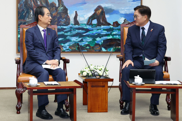 한덕수 대통령 권한대행 국무총리와 우원식 국회의장이 15일 국회에서 만나고 있다. 사진제공=대통령통신사진기자단