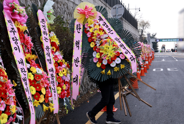 11일 서울 용산 대통령실 청사 입구 부근에 윤석열 대통령 지지자들이 가져다 놓은 '탄핵 반대' 화환이 놓여 있다. 연합뉴스