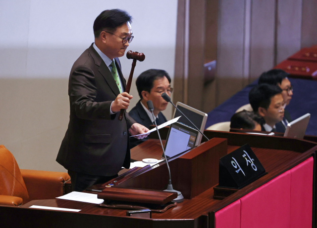 우원식 국회의장이 14일 국회에서 윤석열 대통령 탄핵소추안 가결을 선포하고 있다./연합뉴스