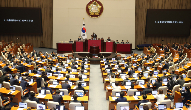 윤석열 대통령 탄핵소추안이 14일 국회 본회의에서 가결되고 있다. 오승현 기자