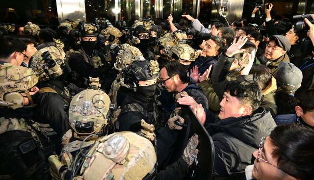 지난 3일 밤 계엄군이 국회 진입을 시도하고 있다. /서울경제DB