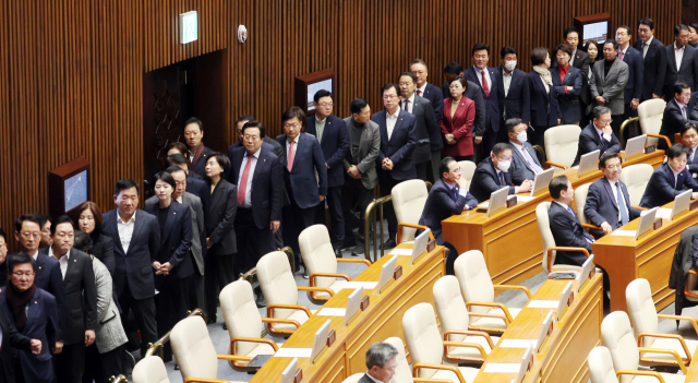 與이탈표 12명…정족수 겨우 넘긴 턱걸이 가결