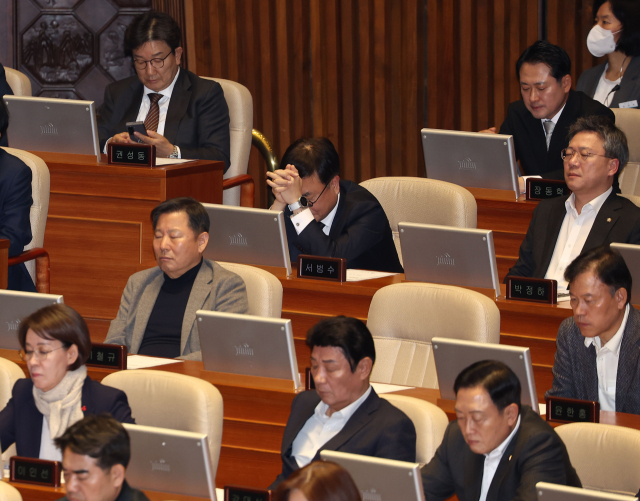 서범수 국민의힘 의원이 14일 윤석열 대통령 탄핵 소추안 표결이 열리는 국회 본회의장에서 두 손을 모으고 눈을 감고 있다. 연합뉴스