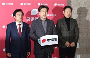 '尹계엄 폭탄'에도 與 지지율 25.7%…朴탄핵 때보다 8.5%P 높다