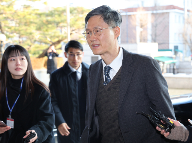 문형배 헌법재판소장 권한대행이 16일 오전 서울 종로구 헌법재판소로 출근하고 있다. 연합뉴스