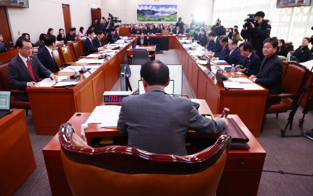 김석기 외교통일위원장이 16일 서울 여의도 국회에서 열린 외교통일위원회 전체회의에서 의사봉을 두드리고 있다. 뉴스1