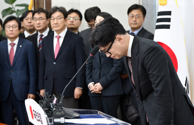 한동훈 국민의힘 대표가 16일 국회에서 대표직 사퇴 기자회견 도중 고개 숙여 인사하고 있다. 성형주 기자