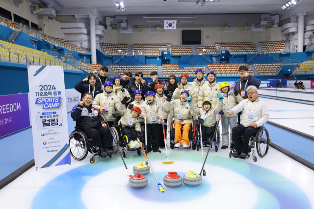 2024 기초종목 동계 스포츠캠프 우미점프업 참가자들이 컬링을 체험한 후 기념사진을 촬영하고 있다. 사진 제공=우미희망재단