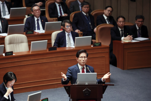 김문수 고용노동부 장관이 11일 오후 국회 본회의에서 진행된 '윤석열 대통령 위헌적 비상계엄 선포 내란행위 관련 긴급현안질문'에서 답변하고 있다. 연합뉴스