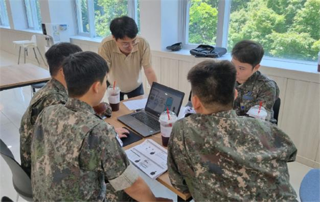 군 장병을 대상으로 창업 멘토링을 진행하는 모습. 이음길HR 제공