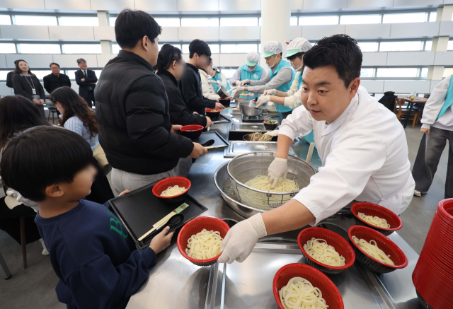 16일 서울 강서구 국립항공박물관에서 열린 ‘따뜻한 한 끼로 전하는 행복 에어서울X정호영 셰프 우동 나눔 행사’에서 정호영 셰프와 에어서울 임직원들이 ‘강서구학교밖청소년지원센터 꿈드림’ 소속 청소년들에게 우동과 유부초밥 등을 제공하고 있다. 이날 행사에 참석한 청소년 50여명은 에어서울이 준비한 식사와 함께 국립항공박물관 소속 학예사로부터 국내 항공 산업의 역사와 관련된 설명을 들으며 박물관을 견학하는 의미 있는 시간을 보냈다. 공항사진기자단 2024.12.16