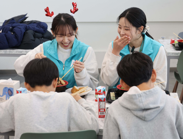 16일 서울 강서구 국립항공박물관에서 열린 ‘따뜻한 한 끼로 전하는 행복 에어서울X정호영 셰프 우동 나눔 행사’에서 정호영 셰프와 에어서울 임직원들이 ‘강서구학교밖청소년지원센터 꿈드림’ 소속 청소년들에게 우동과 유부초밥 등을 제공하고 있다. 이날 행사에 참석한 청소년 50여명은 에어서울이 준비한 식사와 함께 국립항공박물관 소속 학예사로부터 국내 항공 산업의 역사와 관련된 설명을 들으며 박물관을 견학하는 의미 있는 시간을 보냈다. 공항사진기자단 2024.12.16