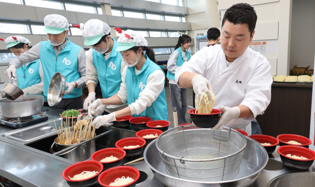 16일 서울 강서구 국립항공박물관에서 열린 ‘따뜻한 한 끼로 전하는 행복 에어서울X정호영 셰프 우동 나눔 행사’에서 정호영 셰프와 에어서울 임직원들이 ‘강서구학교밖청소년지원센터 꿈드림’ 소속 청소년들에게 우동과 유부초밥 등을 제공하고 있다. 이날 행사에 참석한 청소년 50여명은 에어서울이 준비한 식사와 함께 국립항공박물관 소속 학예사로부터 국내 항공 산업의 역사와 관련된 설명을 들으며 박물관을 견학하는 의미 있는 시간을 보냈다. 공항사진기자단 2024.12.16