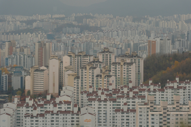 지난달 서울 인왕산에서 바라본 서울 시내 아파트 모습. 연합뉴스