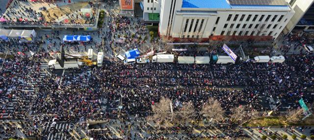 14일 오후 서울 종로구 동화면세점 앞에서 보수성향 단체인 대한민국바로세우기국민운동본부(대국본) 등이 '자유 대한민국 수호 국민혁명대회'를 열고 있다. 연합뉴스