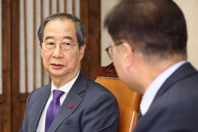 한덕수 대통령 권한대행 국무총리가 15일 우원식 국회의장을 예방해 대화하고 있다. 연합뉴스